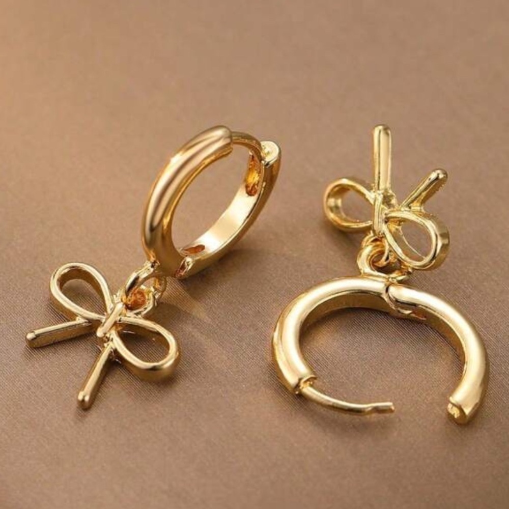 Gold Huggie bow knot earrings - Picture 4 of 5